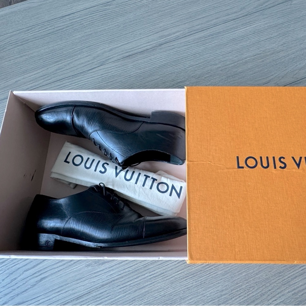 Louis Vuitton 🐅 Men’s Elegant Black Epi Leather Oxfords